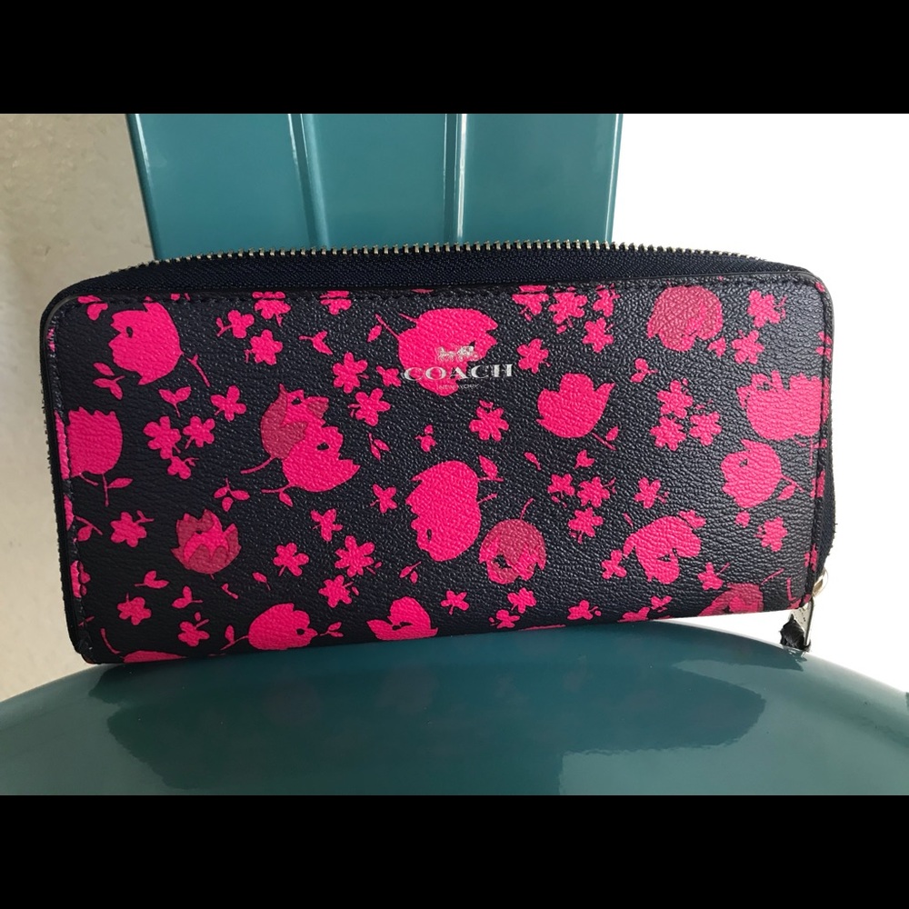 GENTLY USED COACH WALLET